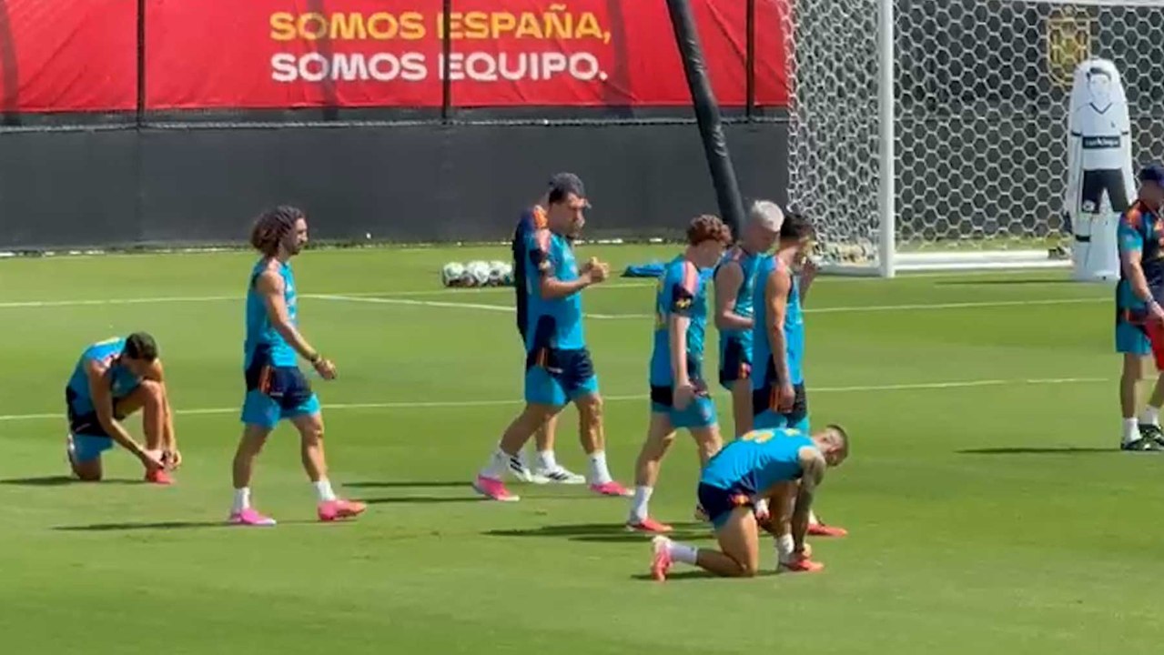 España se entrena bajo un intenso calor y con Víctor Muñoz parte con el grupo