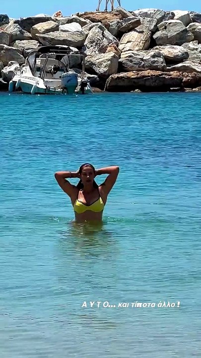 Χριστίνα Μπόμπα: Κολάζει με το καυτό κίτρινο μπ...