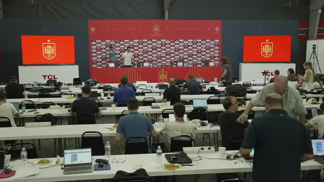 Marcos Llorente la lía con la silla en la rueda de prensa con españa