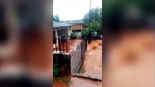 Enxurrada atinge residências e alaga cidade no interior do Paraná
