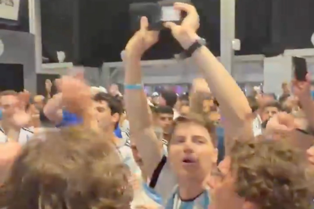 Los hinchas argentinos se vuelven virales al cantar para encontrar al dueño de una billetera perdida