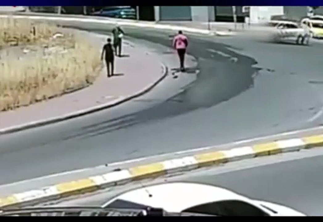 Güvenlik Kamerasına Yansıyan Kaza: Otomobil Elektrikli Scooter’a Çarptı