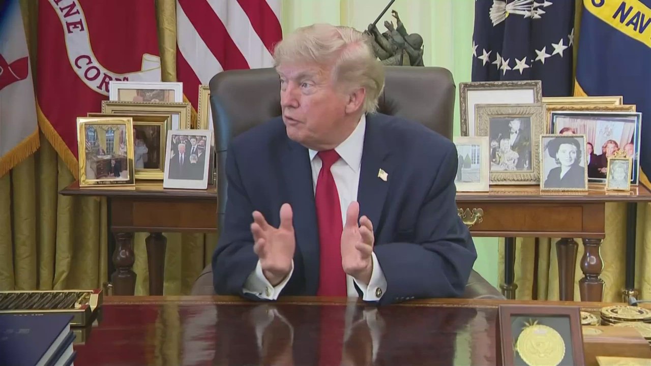 TRUMP gently controls chaotic press departure with hand gesture
