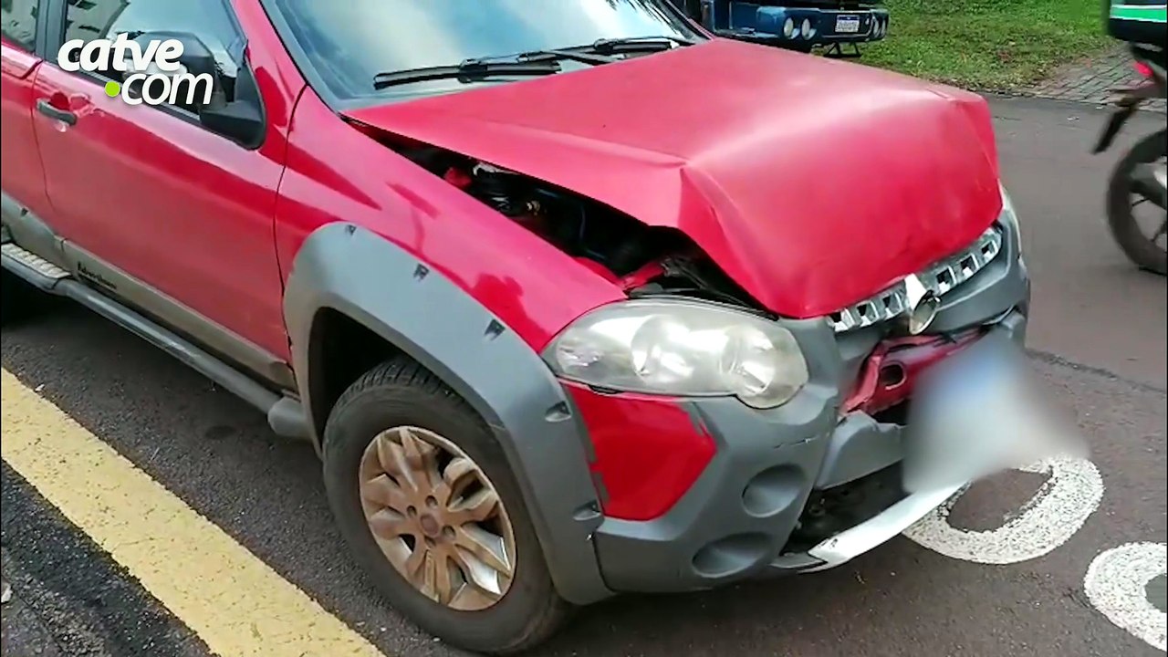 Batida traseira entre dois carros deixa apenas danos materiais em Toledo