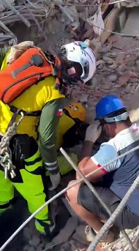 Equipo dominicano de rescate mantiene intensa operación para salvar a persona atrapada en La Guaira