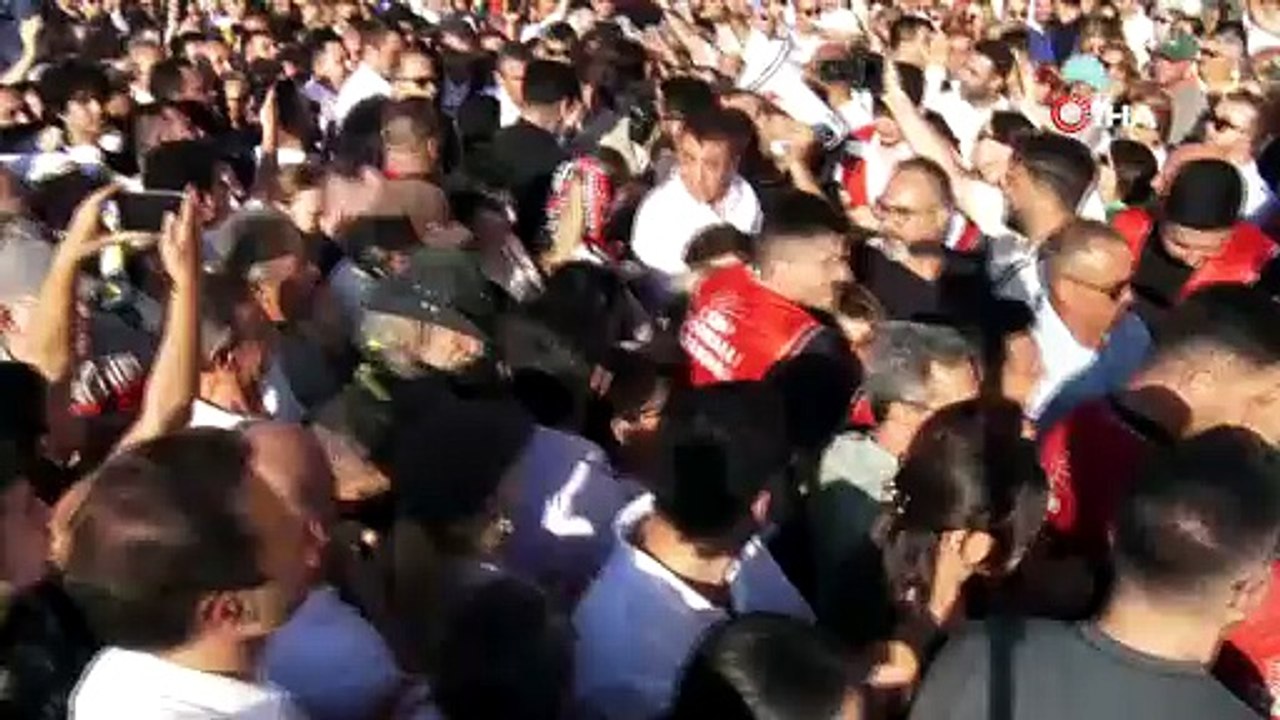 Özgür Özel: "Önümüzden çekilmezseniz, ne kara düzene, ne yargı kollarına, ne de partiye atadığı butlanın kollarına teslim olmayacağız"