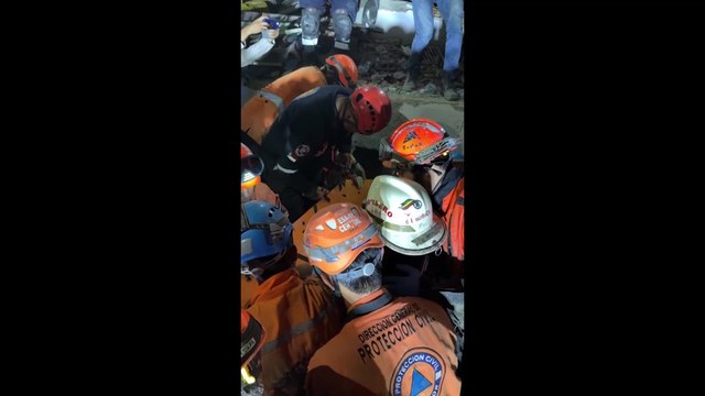 ¡MILAGRO EN VENEZUELA! 🇻🇪 Hombre rescatado tras cinco días bajo los escombros llama Ángeles a sus rescatistas