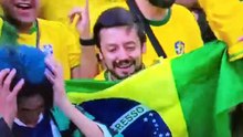 O japonês tirando o haori do Tanjiro e os brasileiros enrolando ele com a bandeira do Brasil #futebol #brasil #japao #worldcup #copadomundo
