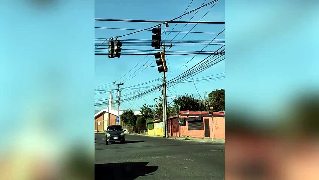 Desprendidos, vueltos o quebrados: fuertes vientos causan averías en semáforos [Full Movie]