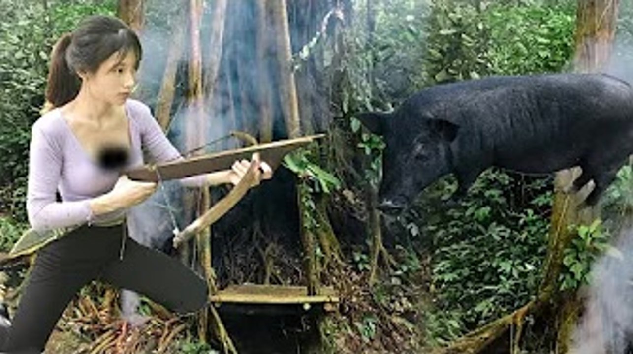 Hunting wild boar with crossbow - Build safe haven at the base of the old tree for survival alone