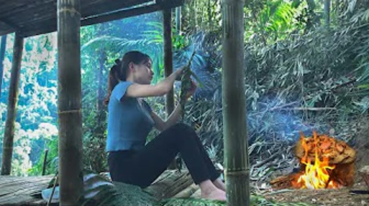 Full 5days; Girl building bamboo house alone in the forest,Find food in the stream| MsYang Survival