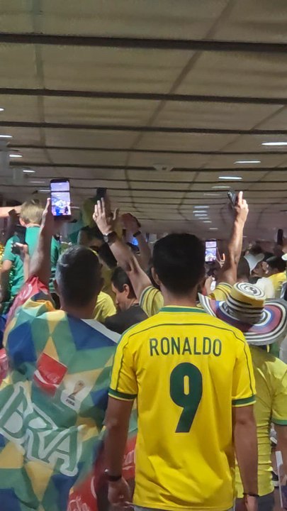 Los aficionados brasileños festejan en las calles de Houston