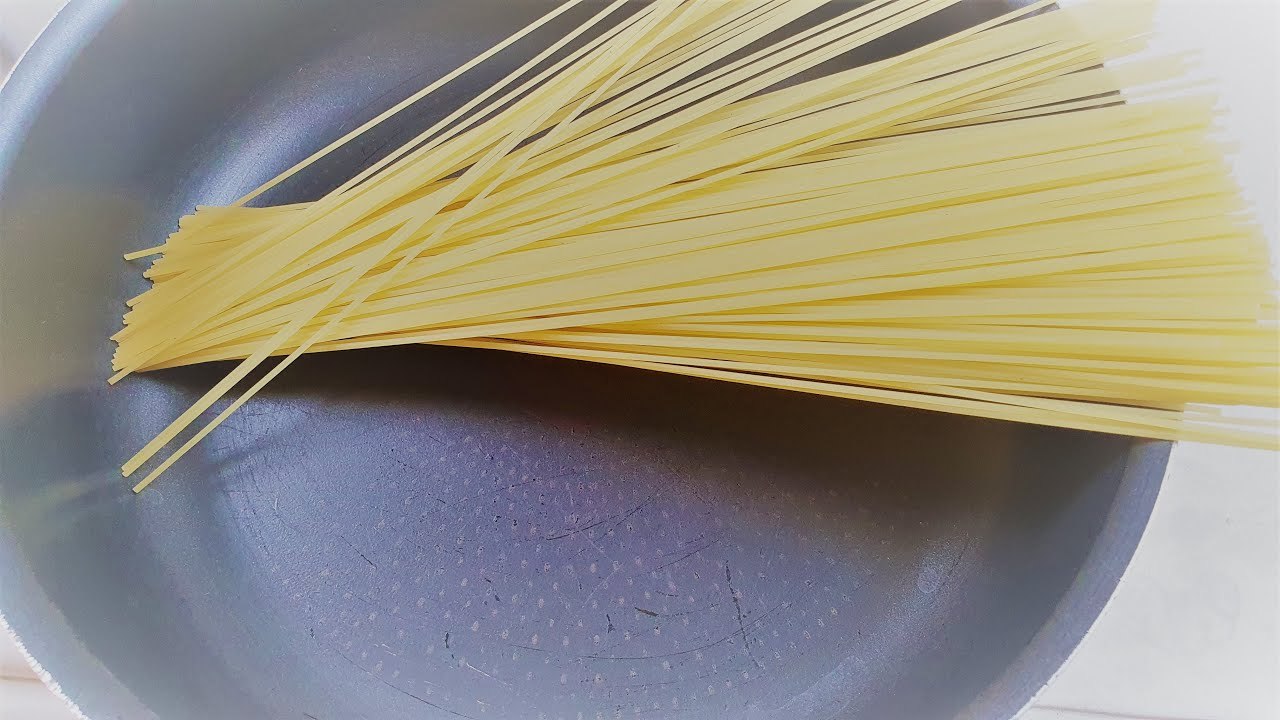 Einfach Spaghetti in einer Pfanne machen! Dauert nur 5 Minuten