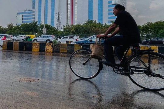 लखनऊ समेत यूपी में मानसून की एंट्री तय, 26 जिलों में भारी बारिश और बिजली गिरने का अलर्ट