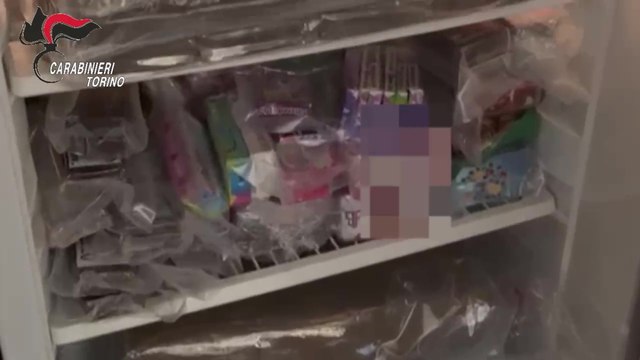 Torino, il «magazzino della droga» alle spalle della Gran Madre: oltre 80 chili di droga (nascosta anche in frigo), due arresti