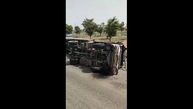 बहरोड़ में कंटेनर पलटा