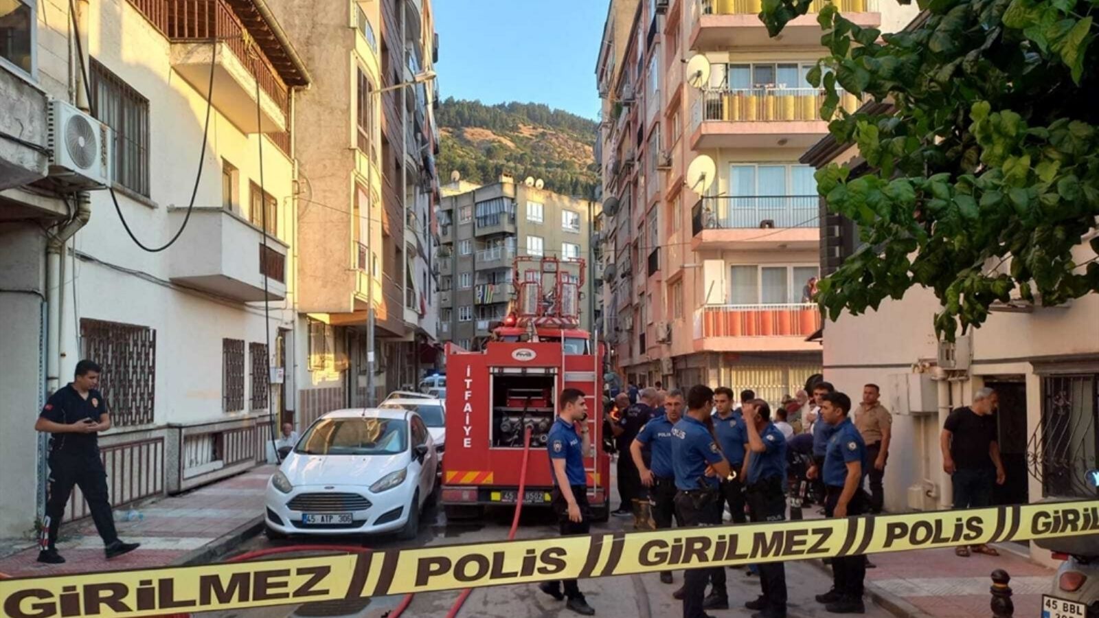 Kundaklama iddiasıyla çıkan yangında 4 kedi öldü, 3 itfaiye eri yaralandı