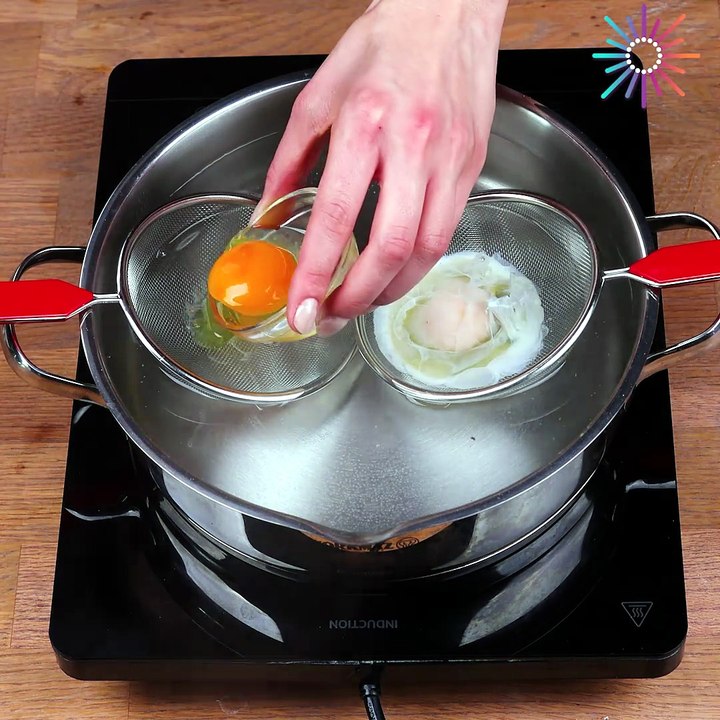 Never go wrong with poached eggs with this hack! 🥚🍳