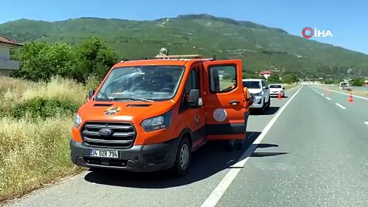 Bariyerlere çarpan hafif ticari araç ters döndü: 3 yaralı