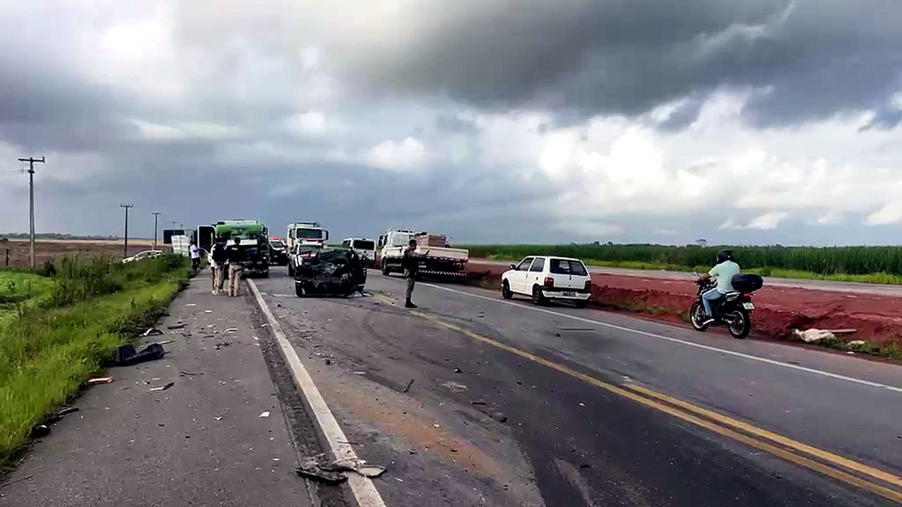Acidente deixa uma pessoa presa às ferragens na estrada que liga Pilar e Marechal Deodoro