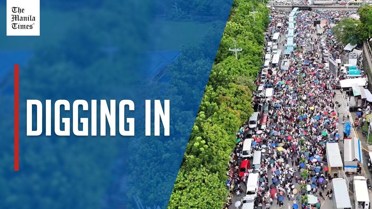 Crowd swells at People Power Monument along EDSA
