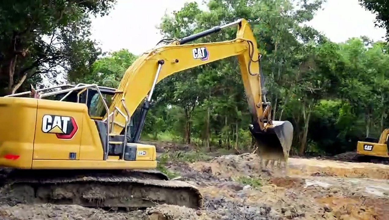 🚜 Massive CAT Excavator in Action – Digging Through Tough Terrain!