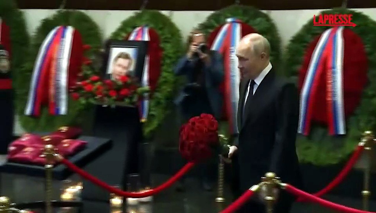 Russia, Putin ai funerali dell'ex ministro Ivanov: il capo del Cremlino depone dei fiori