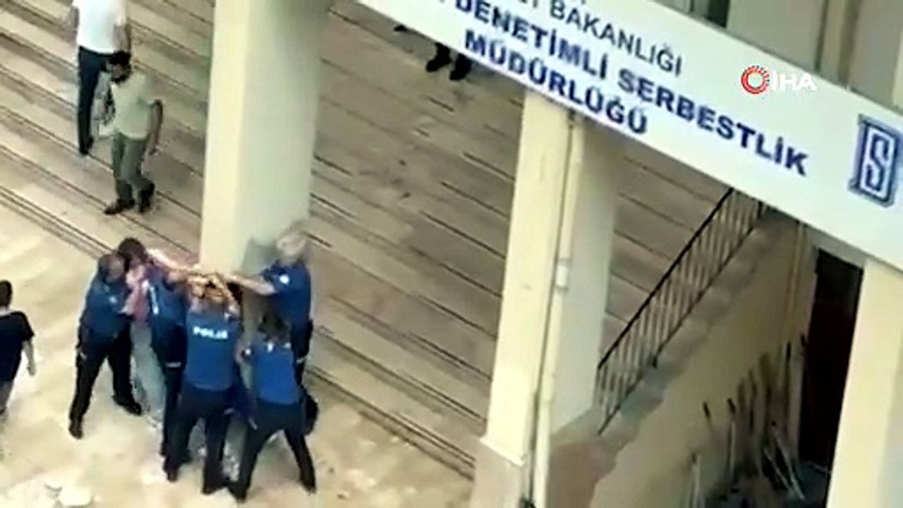 Polisin önünde kadın kavgası