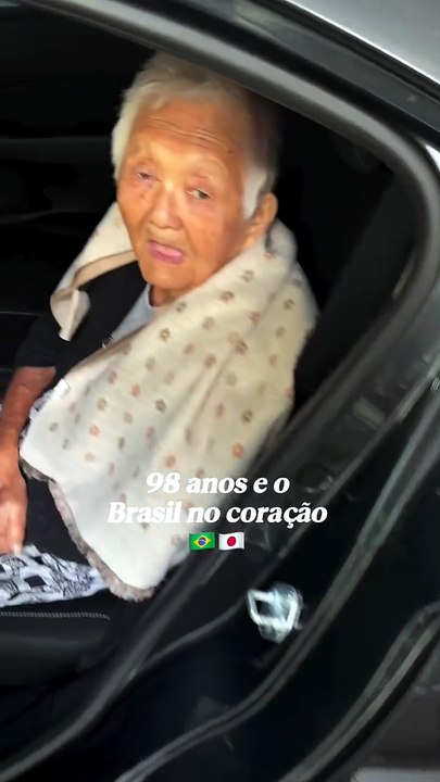 Vovó japonesa de 98 anos comemora vitória do Brasil e vídeo encanta