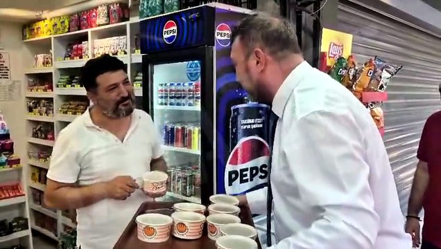 CHP İzmir İl Başkanı Gümrükçü Konak'ta aşure dağıttı
