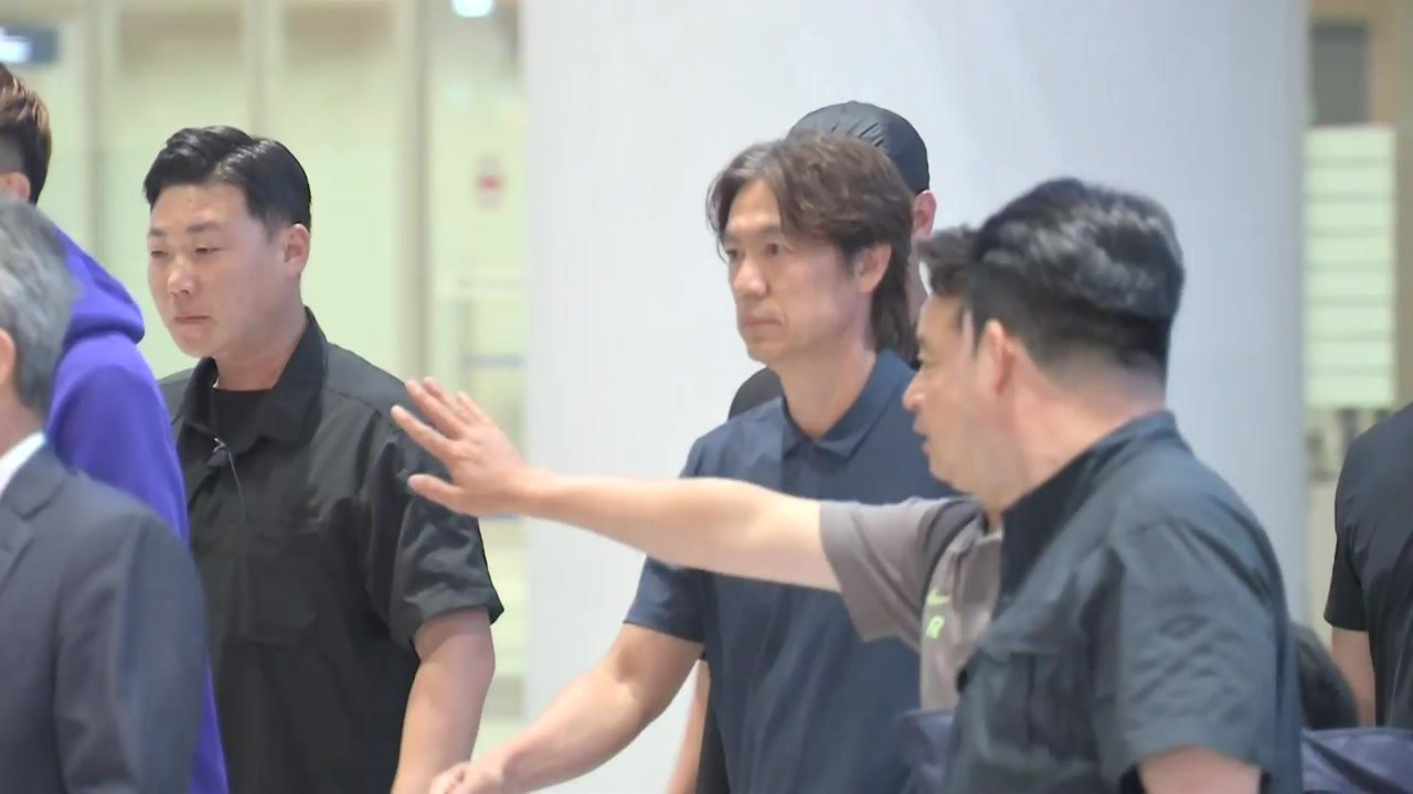 '32강 불발' 축구대표팀 귀국...홍명보 전 감독에 야유 / YTN