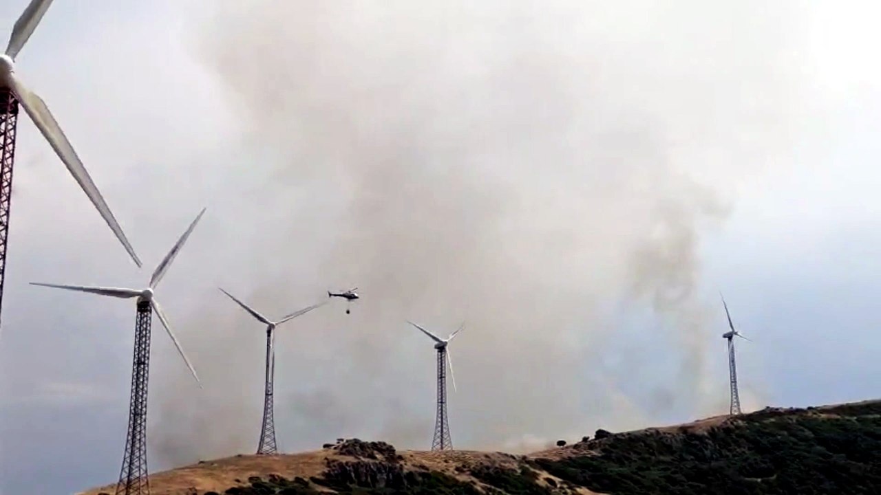Nulvi, vasto incendio nel parco eolico: in azione gli elicotteri della Forestale