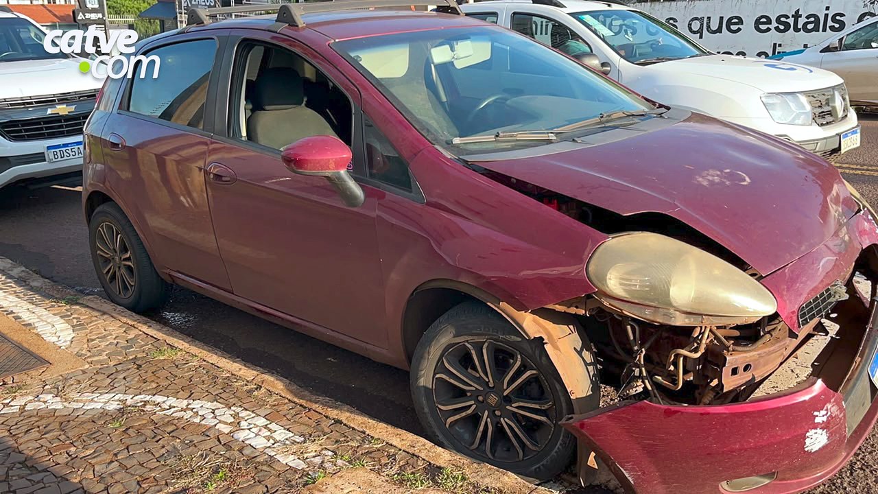 Carro roda na pista após motorista avançar sinal em Cascavel