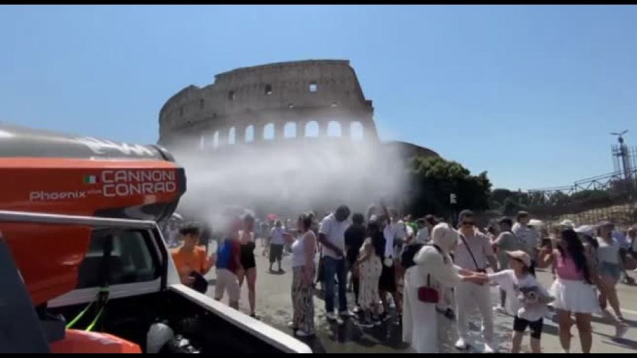 Caldo a Roma, al Colosseo cannoni nebulizzatori per turisti: "È dura"