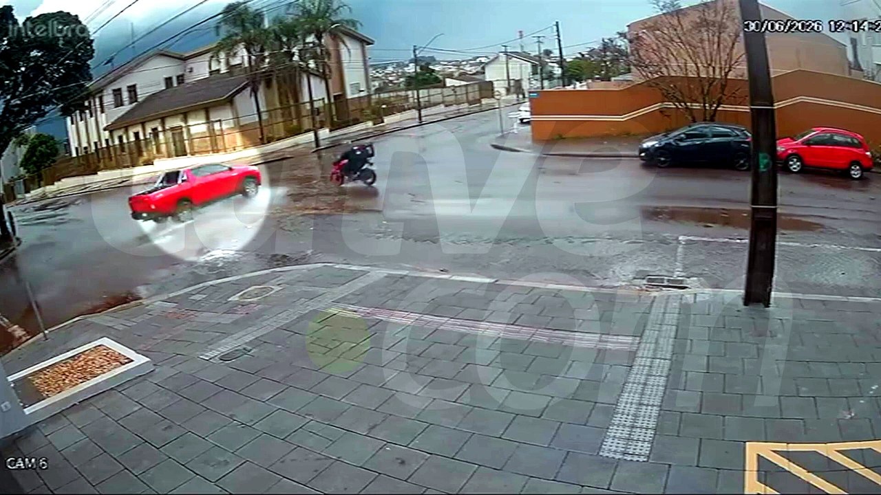 Vídeo mostra acidente que deixou entregador gravemente ferido em Cascavel