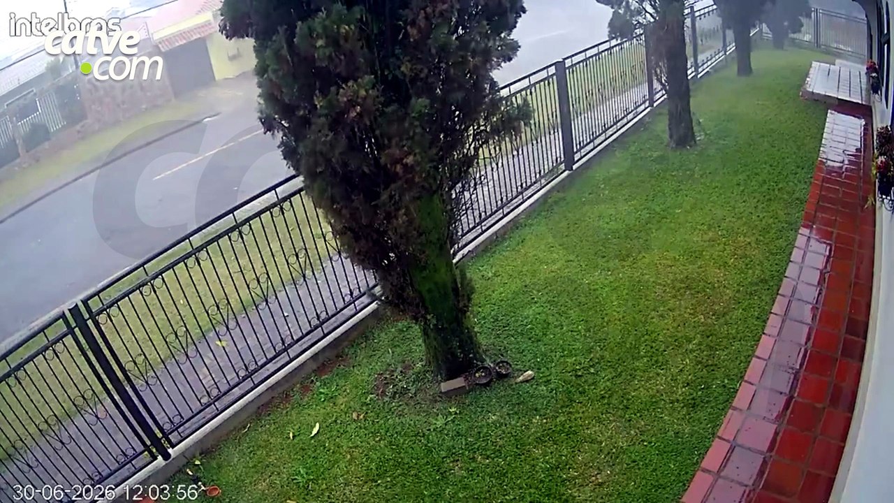 Câmera registra chegada de tempestade com granizo no Maria Luiza