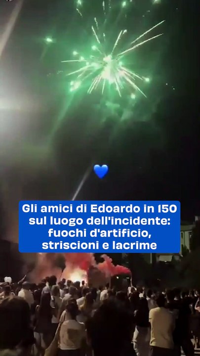 Gli amici di Edoardo in 150 sul luogo dell'incidente: fuochi d'artificio, striscioni e lacrime