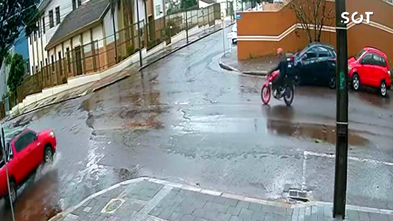 Câmeras de segurança registram momento de forte colisão entre moto e caminhonete em Cascavel