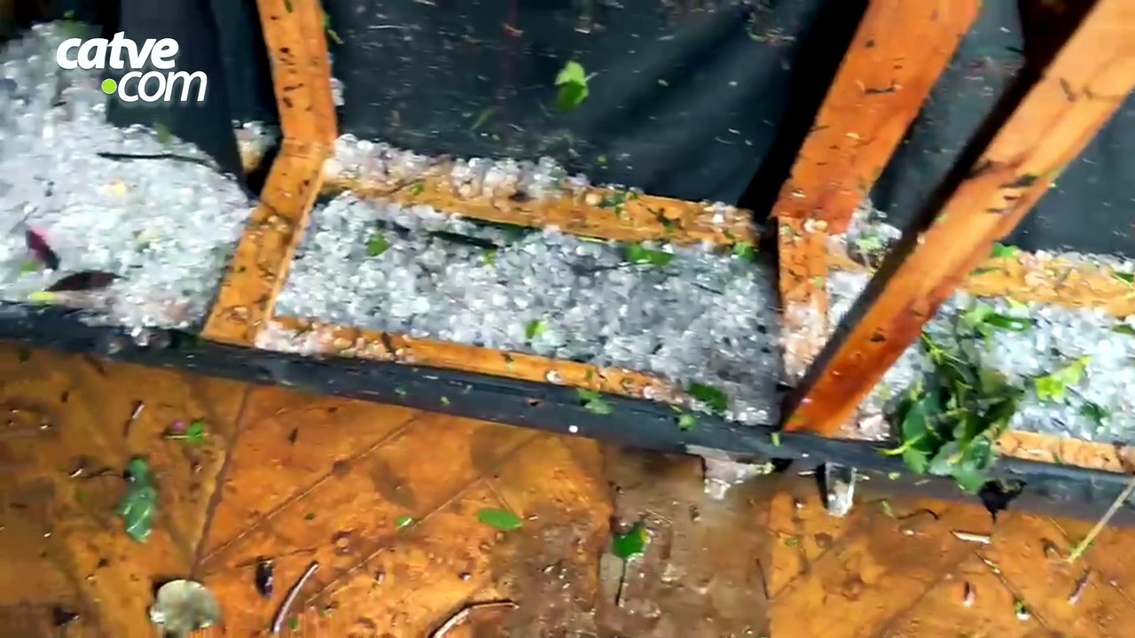 Gelo invade casa e derruba parede durante forte tempestade de granizo