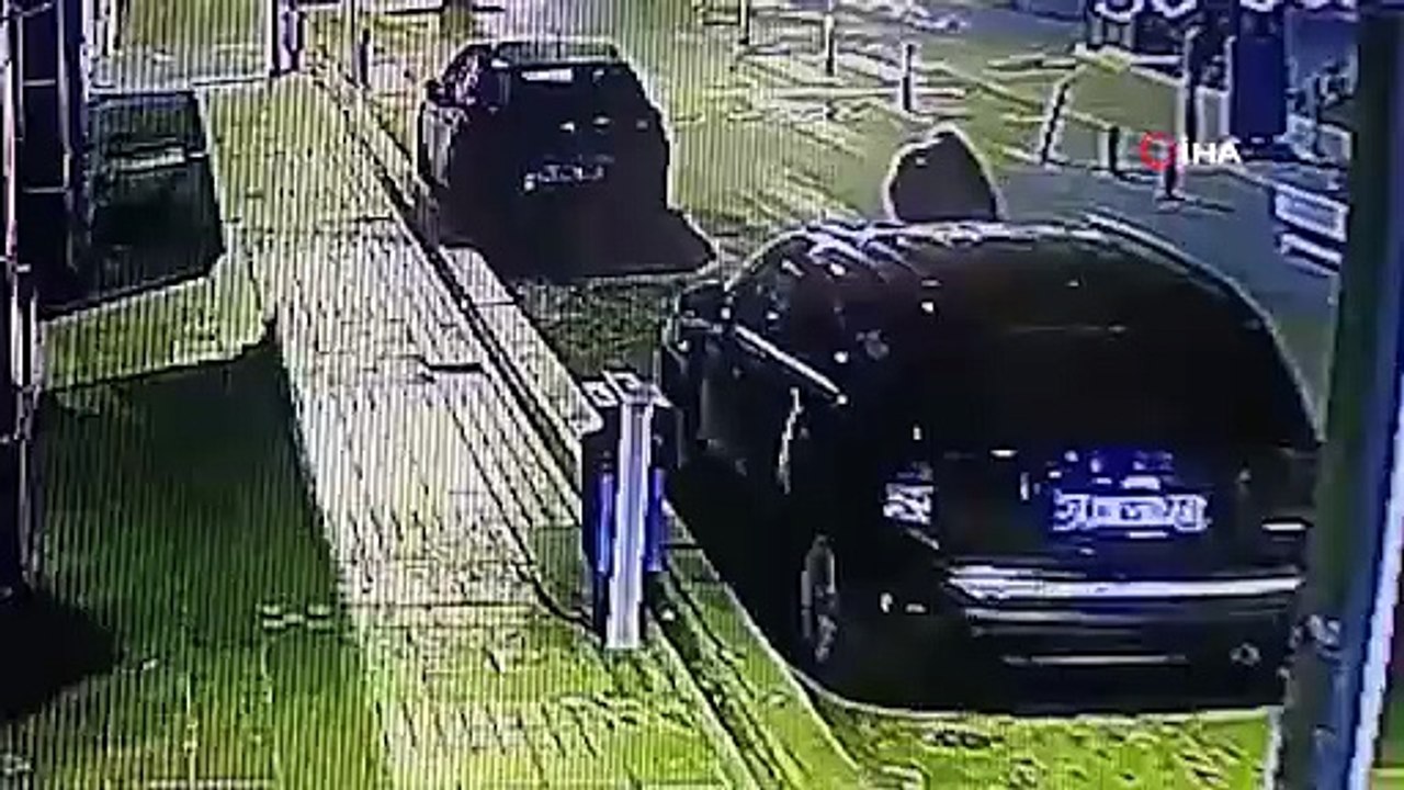 Tanınmamak için başına çöp poşeti geçirip yangın çıkaran şahıs kameralara yakalandı