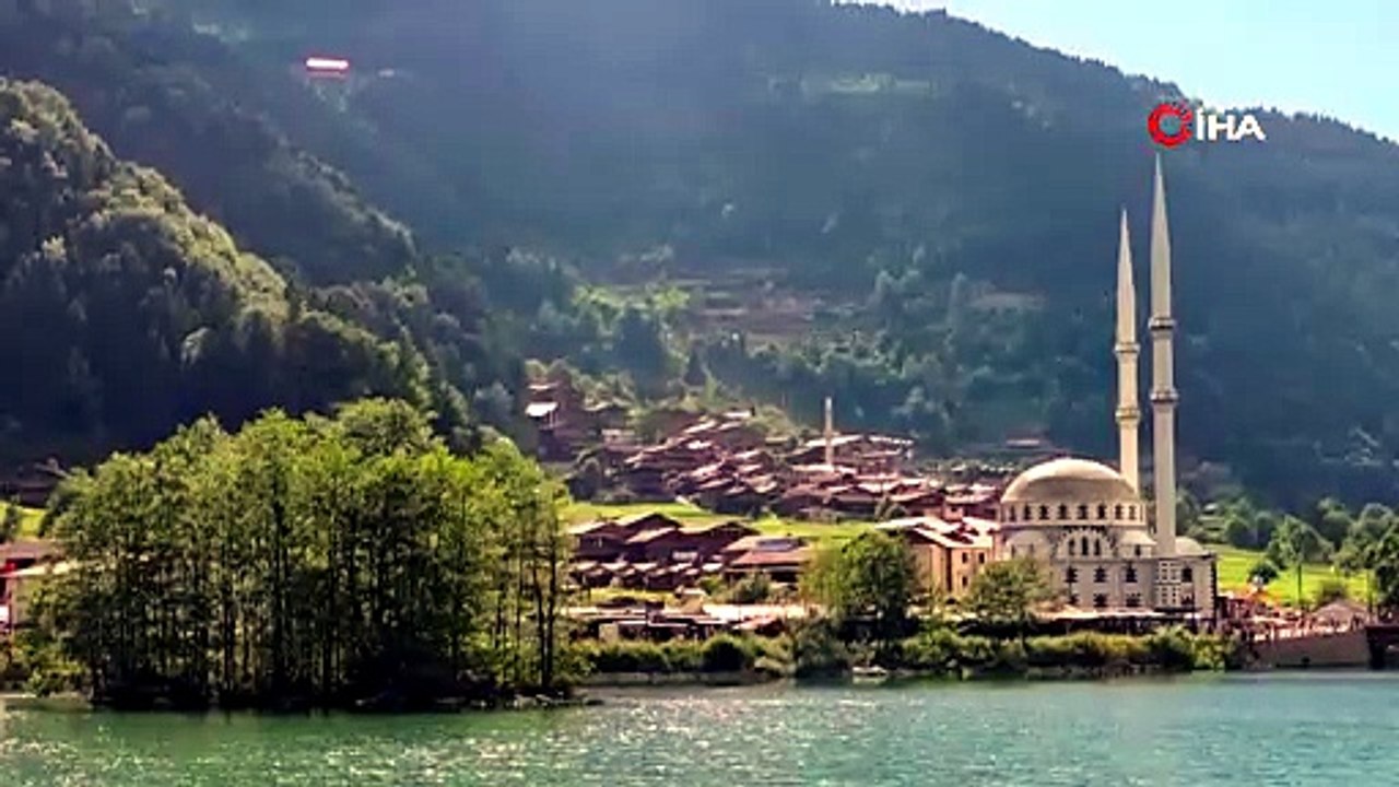 Dünyaca ünlü turizm merkezi Uzungöl'de gün batımında görsel şölen