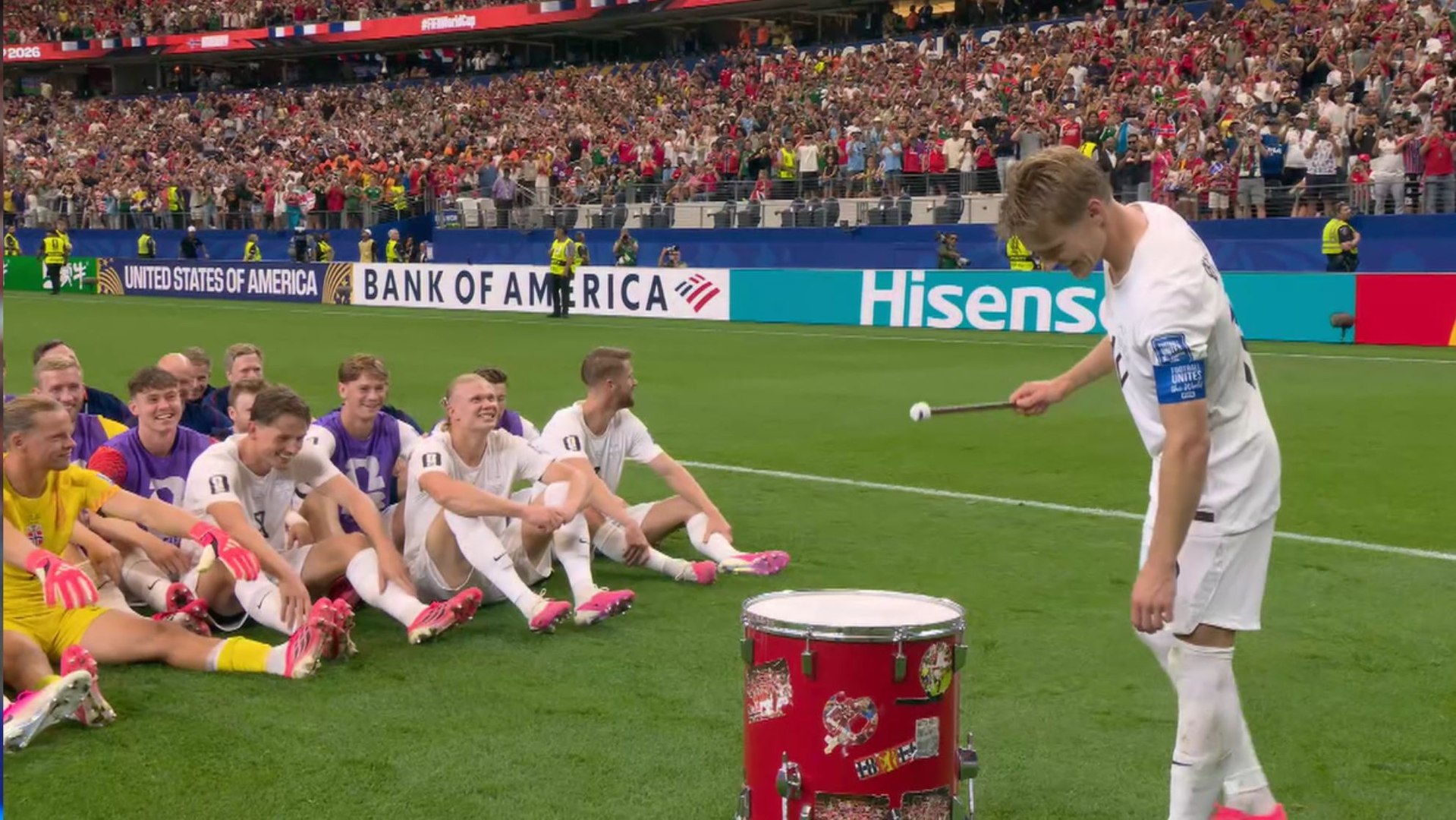 Así ruge la afición noruega: ¡Convirtieron el estadio en un drakkar vikingo!