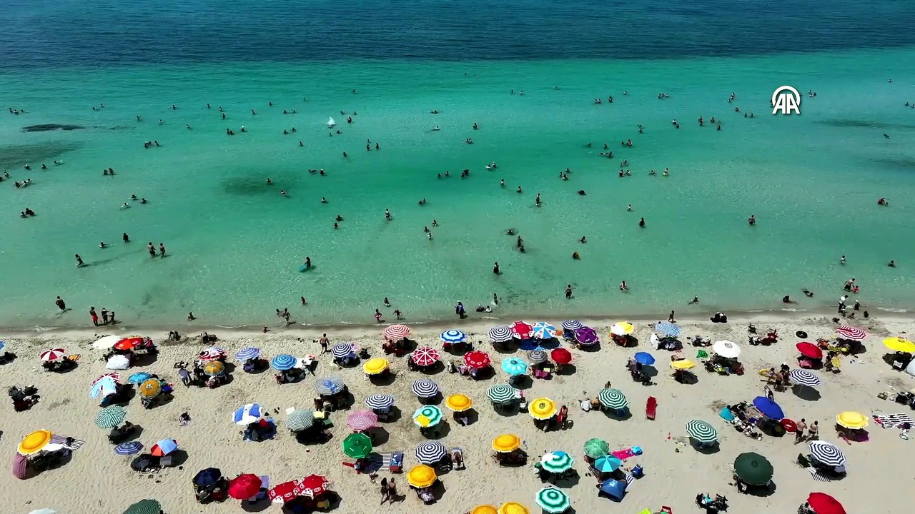 Çeşme'de sıcaktan bunalanlar Ilıca Plajı'na akın etti