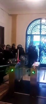 Máxima tensión en la CNEA, efectivos de Gendarmería entraron al edificio.