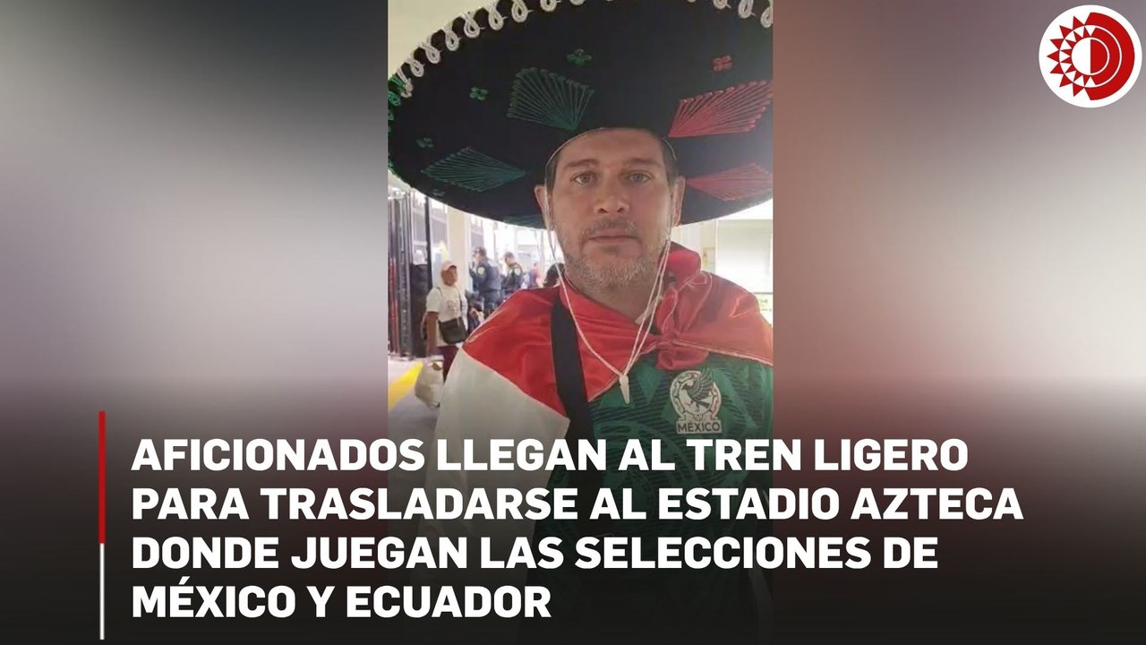 Aficionados llegan al Tren Ligero para trasladarse al Estadio Azteca para el partido México-Ecuador