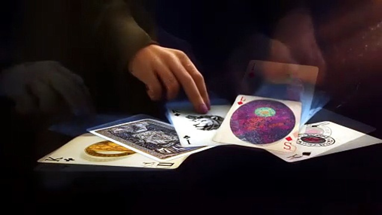 Vídeo sobre o signo de Leão com leitura de cartas de tarô, cartas sendo reveladas, atmosfera mística e espiritual, símbolo astrológico de Leão ♌