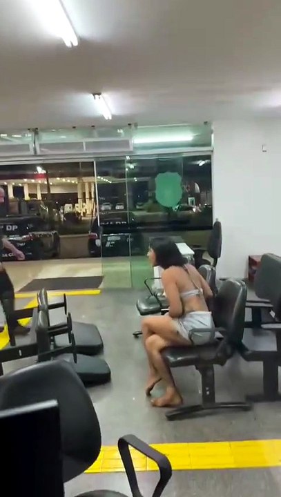Mulher trans furta celular de policial e tenta fugir de delegacia do DF