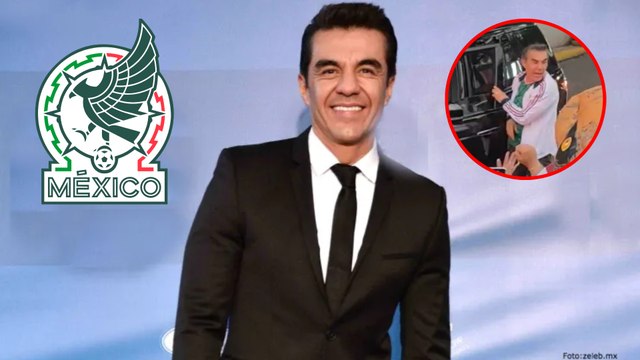 Adrián Uribe atiende a la afición de México en su llegada al antes Estadio Azteca