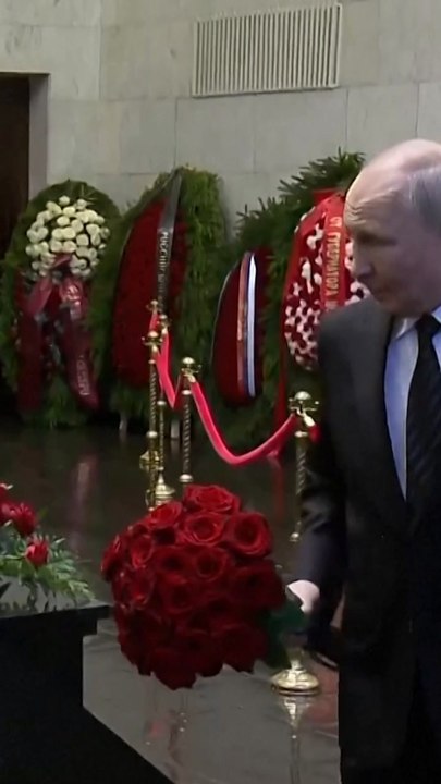 Putin makes rare public appearance at farewell ceremony