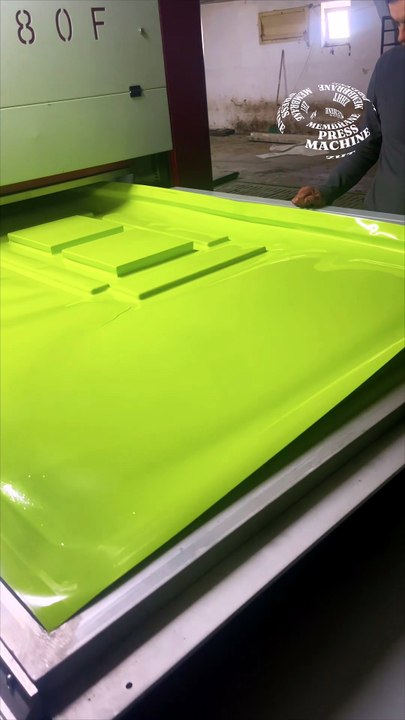 Prise de vues réelle sur site des machines ZHT dans l'usine du client. | Films PVC à effet brillant spéculaire